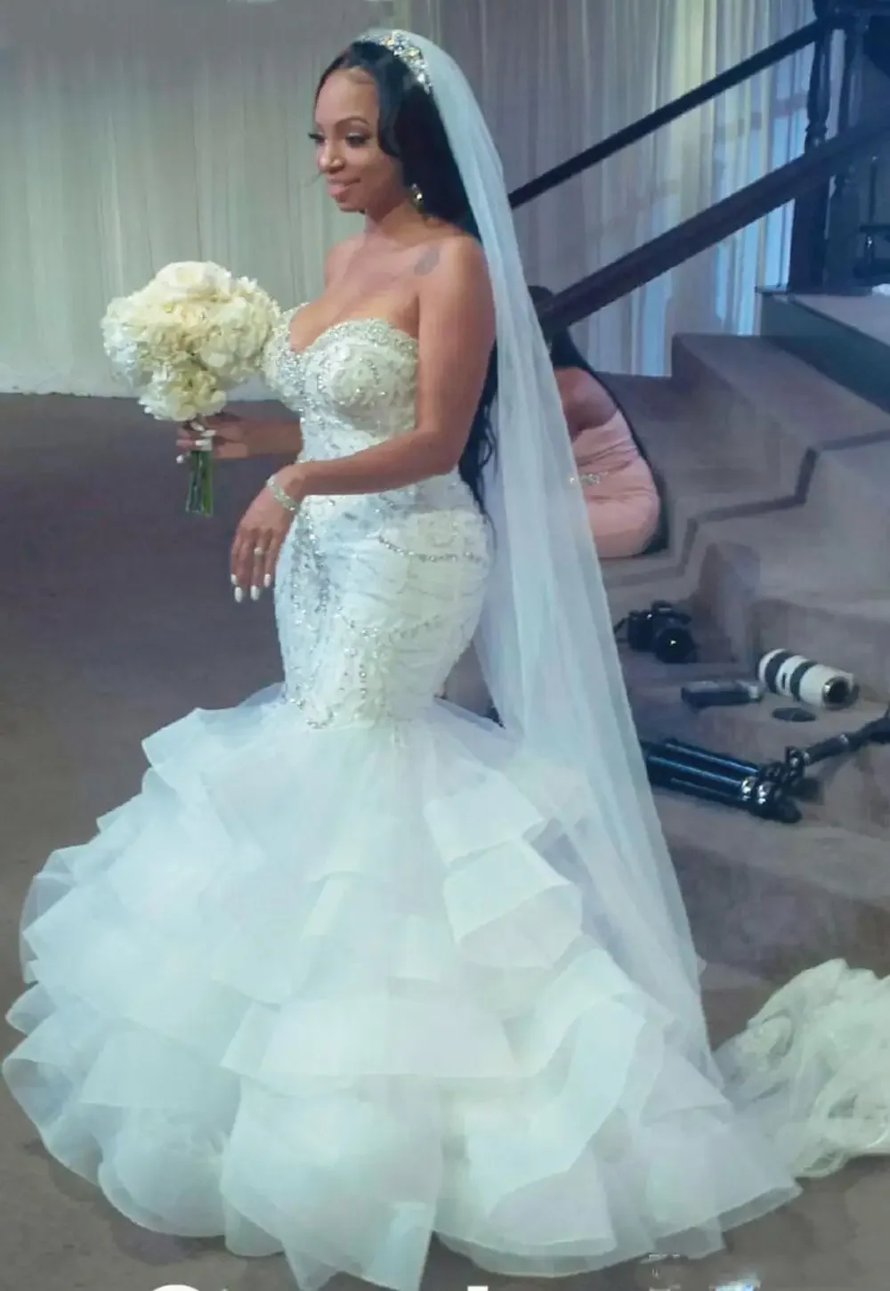 Vestidos de sirena personalizados, escote en forma de corazón, perlas de cristal, bordado con cuentas, vestidos de boda nigerianos en capas con volantes