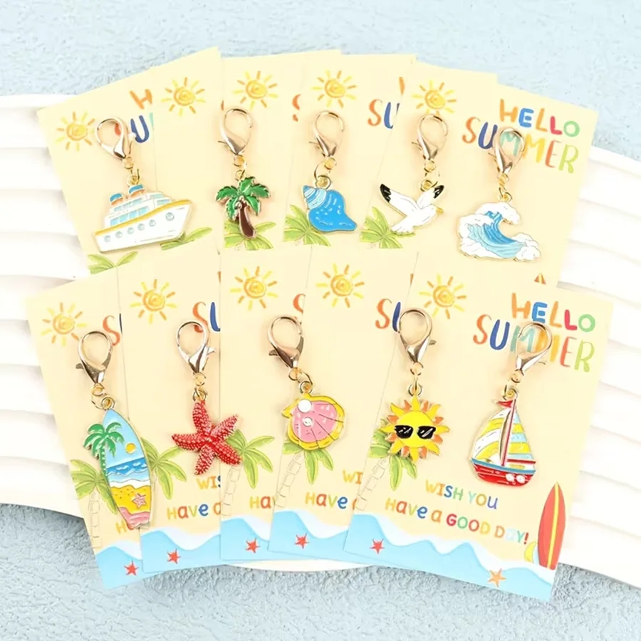 10 llaveros 2D llenos de energía veraniega, con elementos frescos como cruceros, cocoteros, tablas de surf, y combinados con una tarjeta con temática de "Hola Verano", llena de vitalidad. Adecuado como recuerdo para actividades de verano en la playa, un p