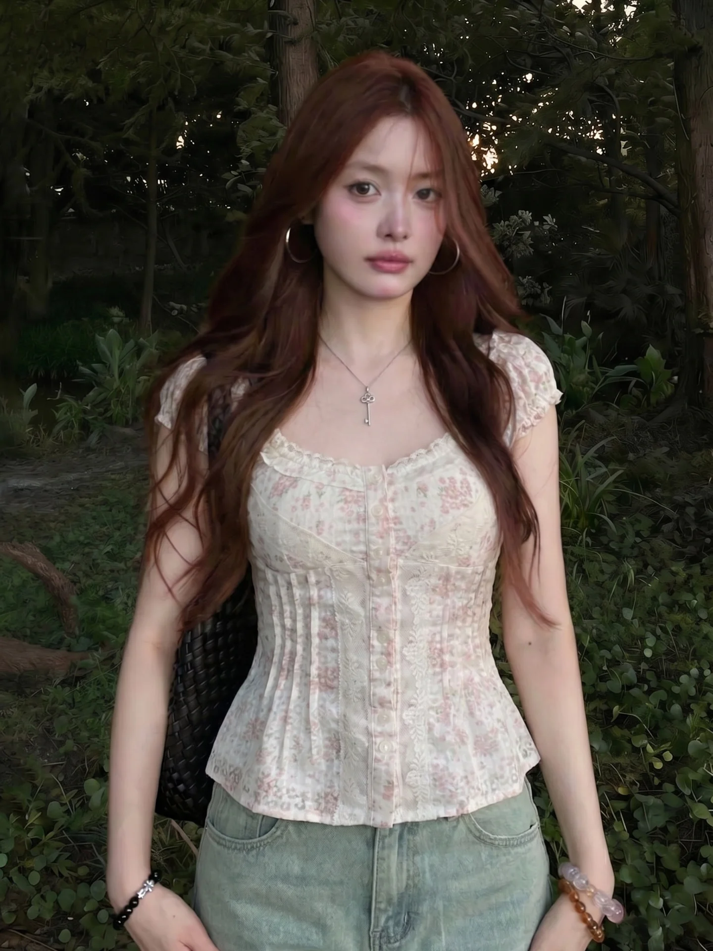 

Slim Fit Floral Trim Bubble Sleeve Shirt Women's Summer Design Sense Waist Cinching Slimming Top V Neck French Style Polyeste...
