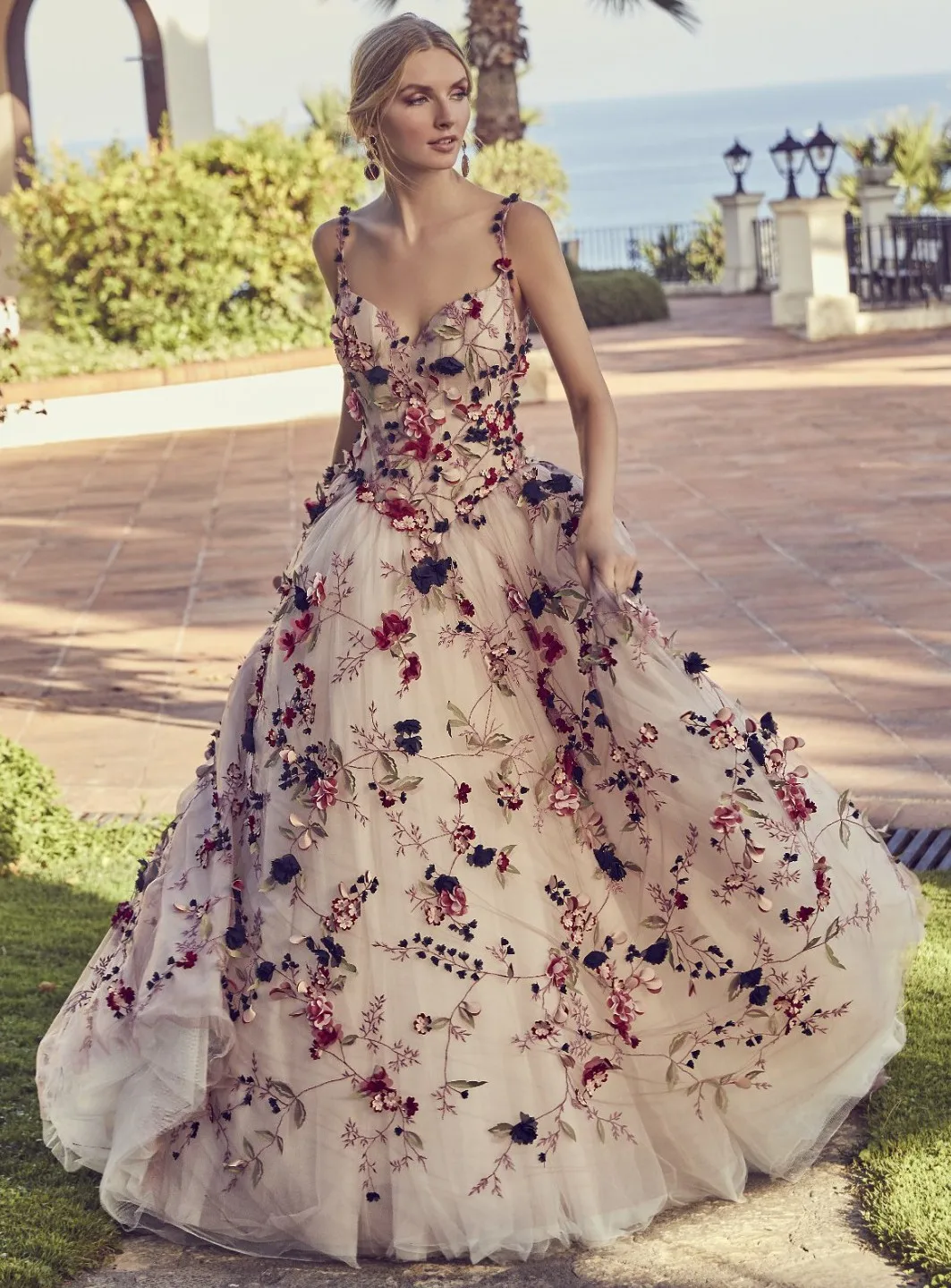 

Новейшее элегантное платье принцессы по индивидуальному заказу, свадебное платье на подтяжках с v-образным вырезом, без рукавов, с цветочной вышивкой, пряжа Vestido de Novia