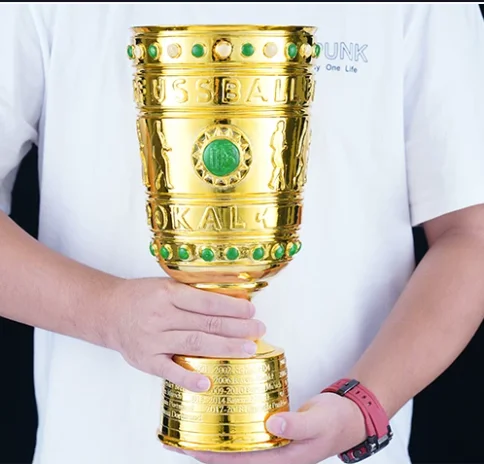 Deutscher Fußball-Match-Trophäe Deutsche Fans schmücken sich rund um Bundesliga-Fußball