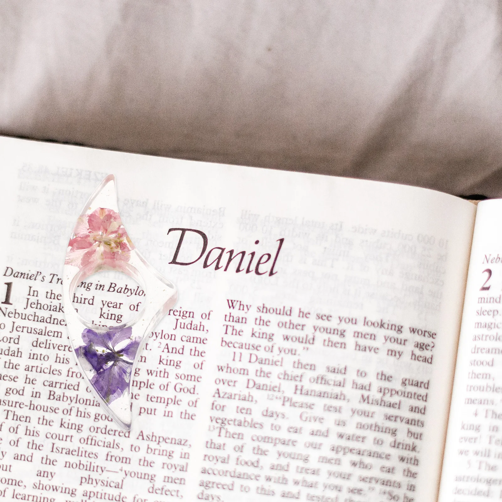 

Cow Horn Ring Bookmark Resin Flower Thumb Page Holder For Reading Dried Floral Book Accessory Decorative Bookmark Reading Aid