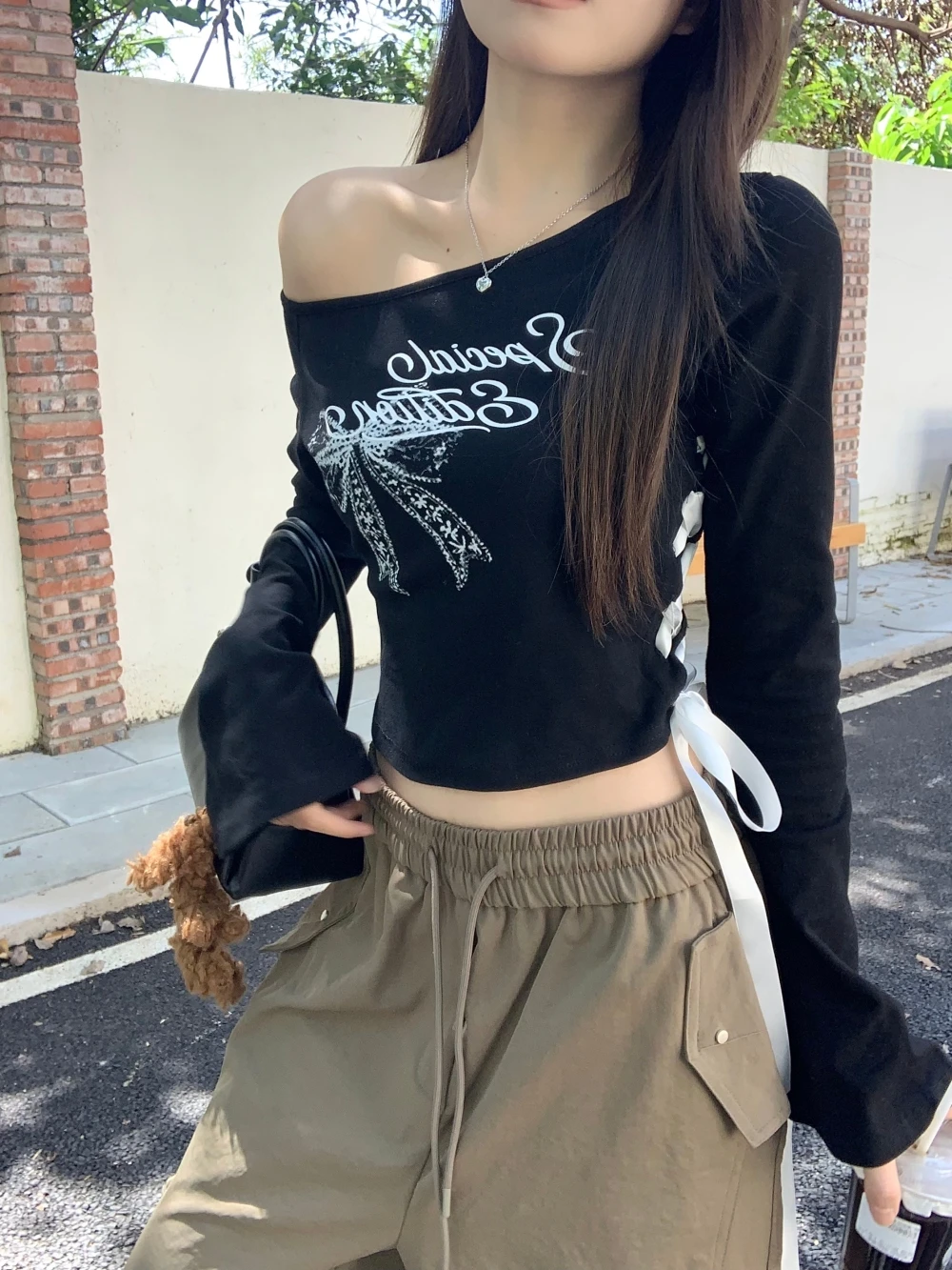 

Women's Letter Bow Print Slanted Neck Off Shoulder T-shirt Autumn Aesthetic Vintage Top Female Long Sleeve Sexy Black Pullover