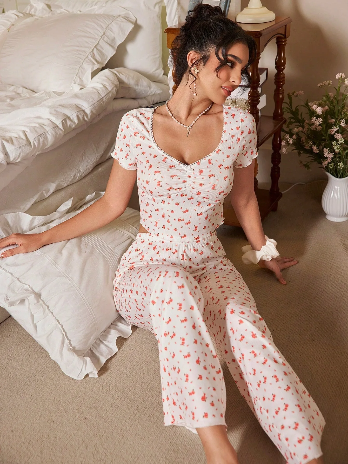 

Осенний женский пижамный комплект с элегантным цветочным принтом, глубоким v-образным вырезом и кружевной отделкой, короткими рукавами, прямые брюки, носимая домашняя одежда