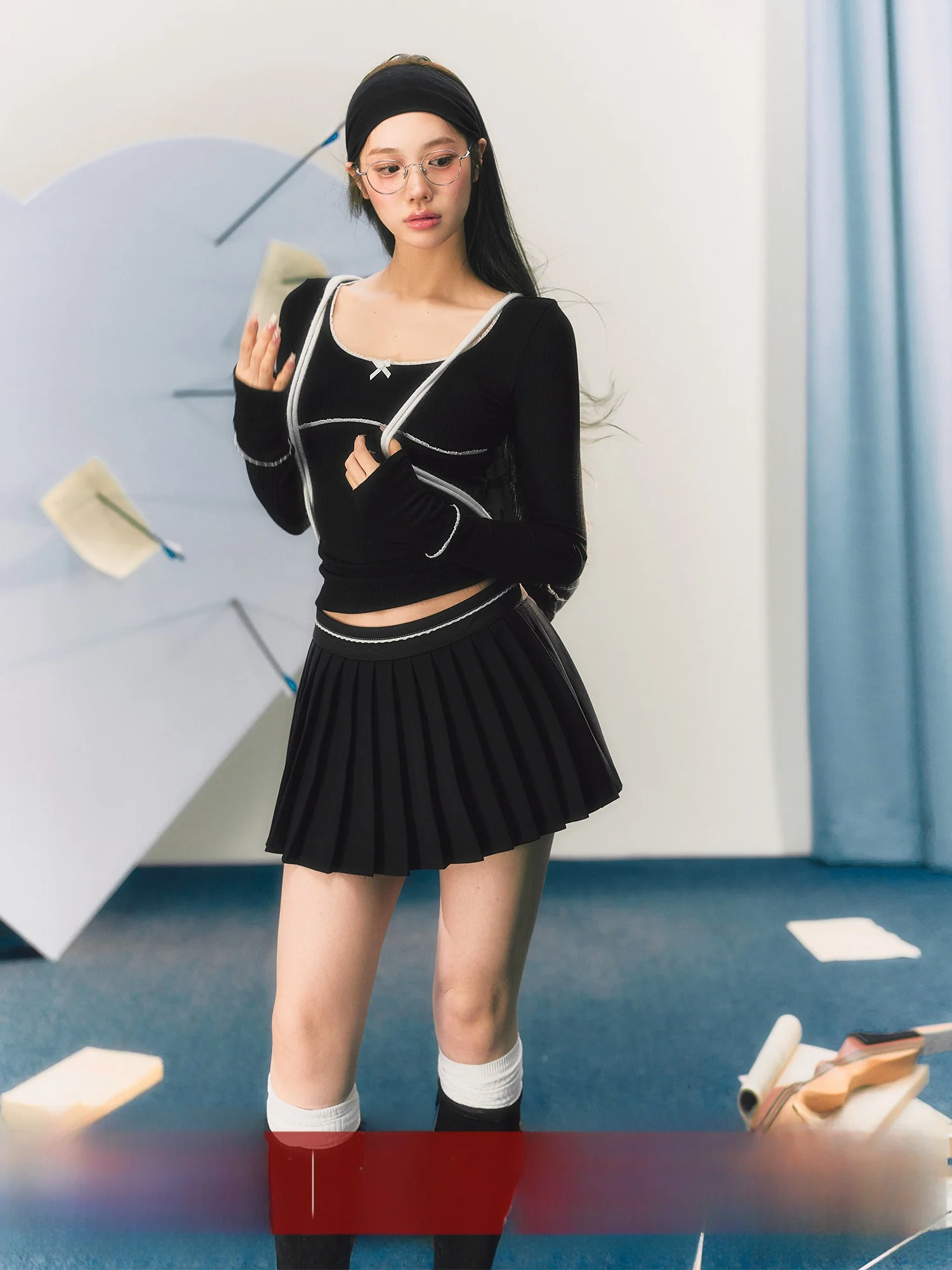 

Оригинальный дизайн, топ с круглым вырезом и узлом, приталенный, с длинными рукавами, базовая модель, женская, из смесового хлопка и полиэстера, для весеннего повседневного образа.