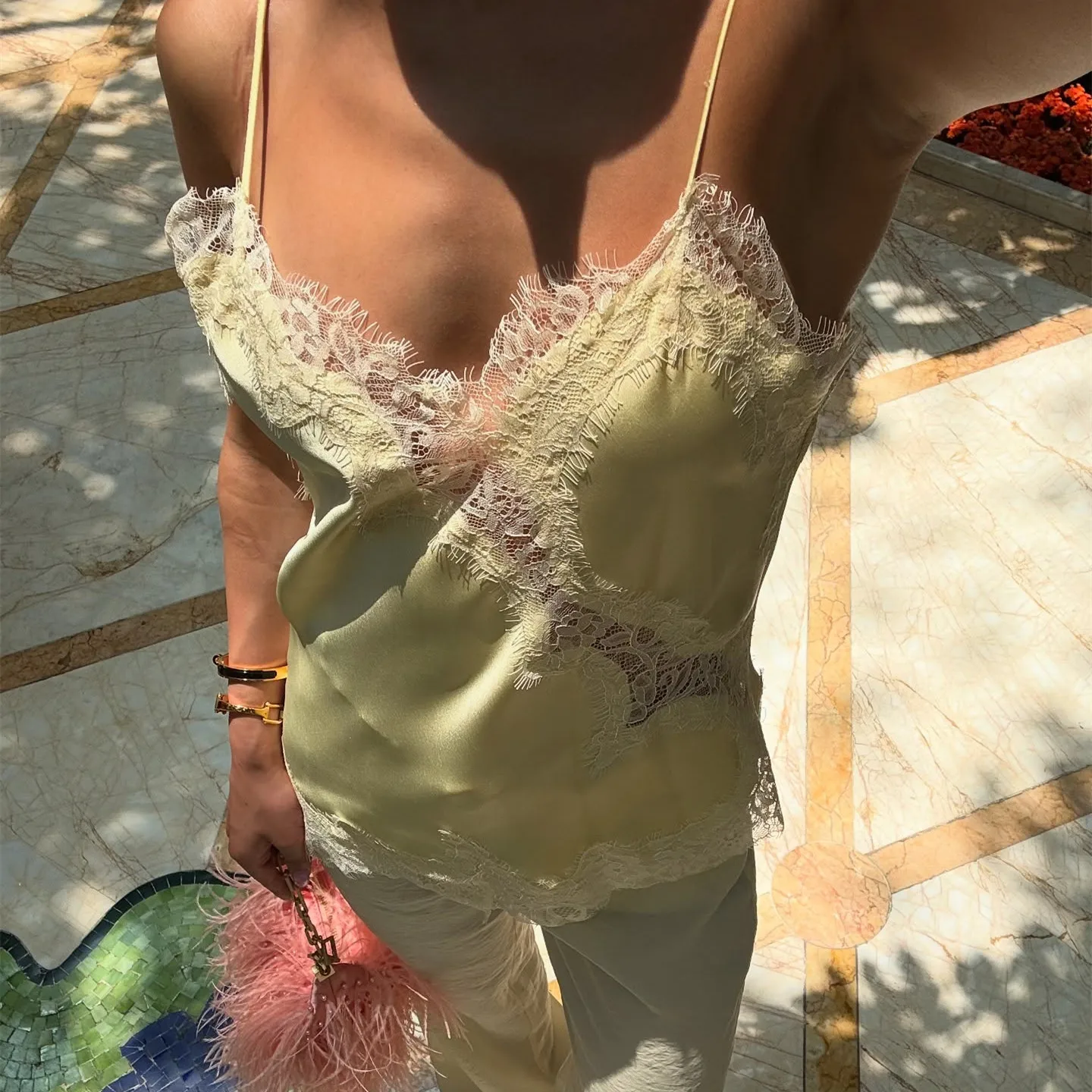 

Женский атласный длинный кружевной топ на бретельках Y2K, шелковый топ на тонких бретельках с разрезом по бокам, асимметричные топы на бретелях, струящиеся шелковистые многослойные топы