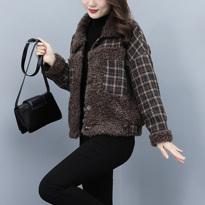 เสื้อแจ็คเก็ตขนแกะสำหรับผู้หญิง ฤดูใบไม้ร่วง-ฤดูหนาว 2026 รุ่นใหม่ สไตล์เกาหลี ลายสก็อต เสื้อคลุมขนสัตว์ แมทช์ได้กับทุกชุด เย็บต่อผ้า ทรงสั้น อุ่นสบาย สำหรับผู้หญิง