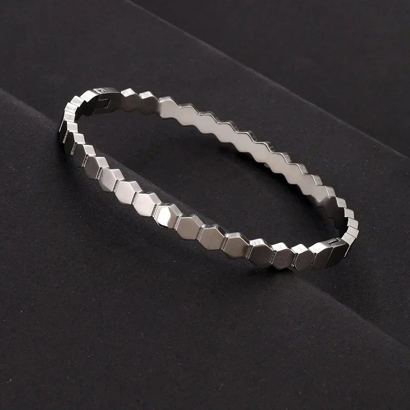 High-end Titanium Steel Honeycomb Bracelet Women's Light Luxury Fashionable Bracelet Versatile Niche Jewelry Buckle Decoration