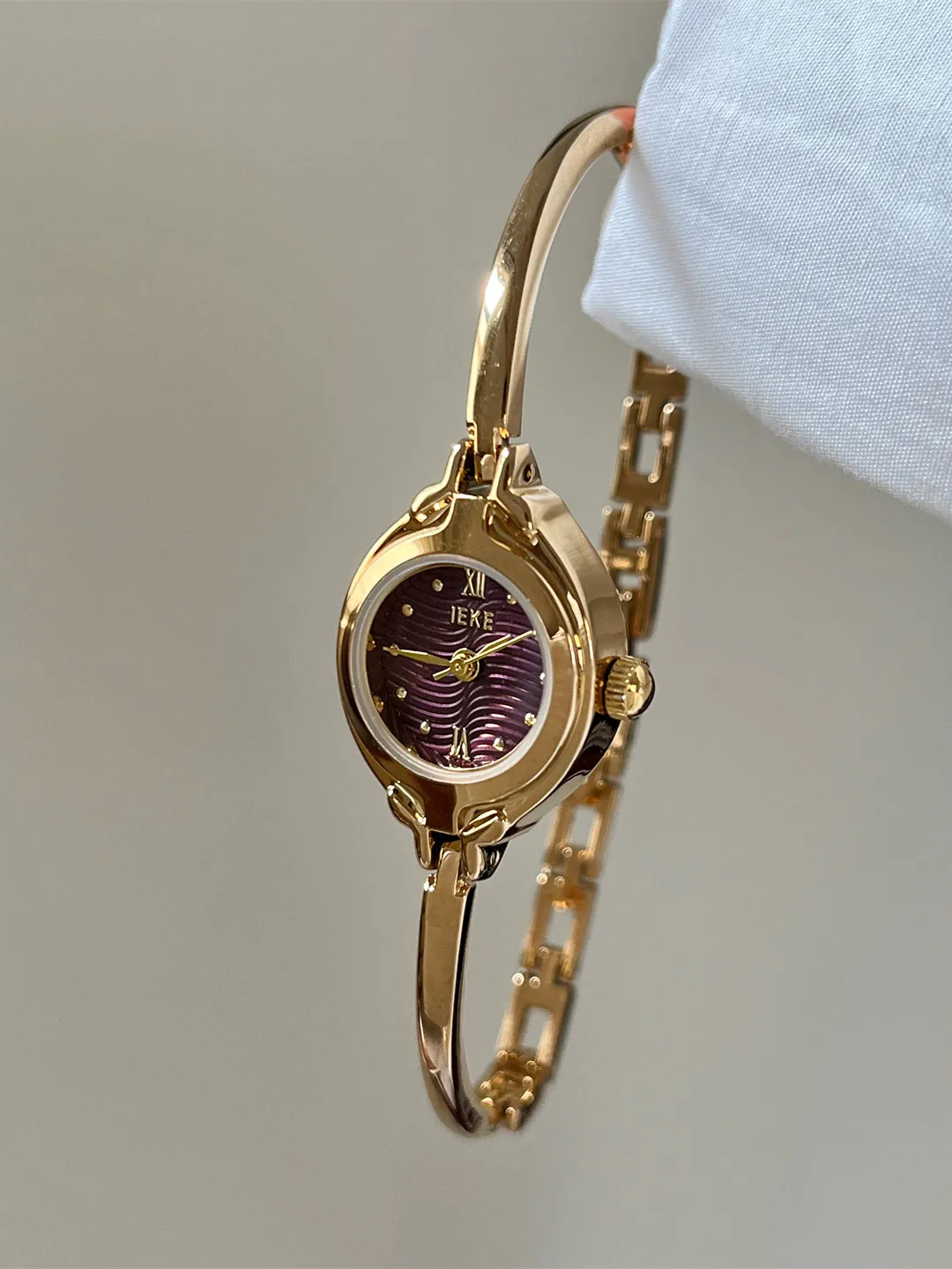 2026 New Chain Design Watch Retro Small Gold Watch Women's Luxurious High-Grade Thin Strap Small Dial Bracelet Watch Gift