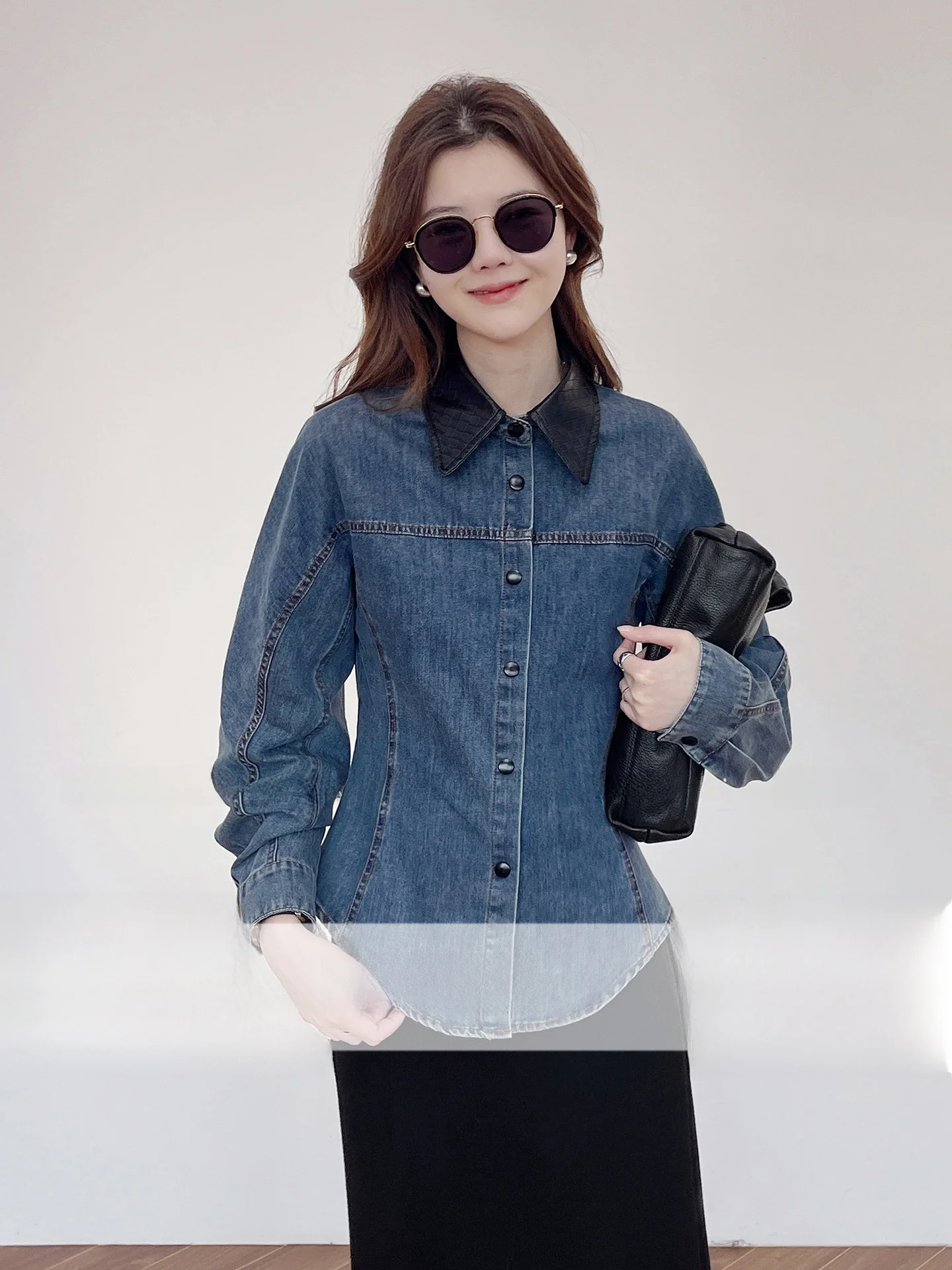 

Джинсовое длинное платье-рубашка женское свободного кроя в винтажном стиле с поясом и отделкой из тканой кожи, рукава-фонарики