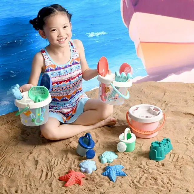 Set Mainan Pantai Anak-anak Bermain Bayi dengan Pasir Menggali Sekop Pasir dan Alat Ember Cassia Bermain Di Tepi Pantai Air