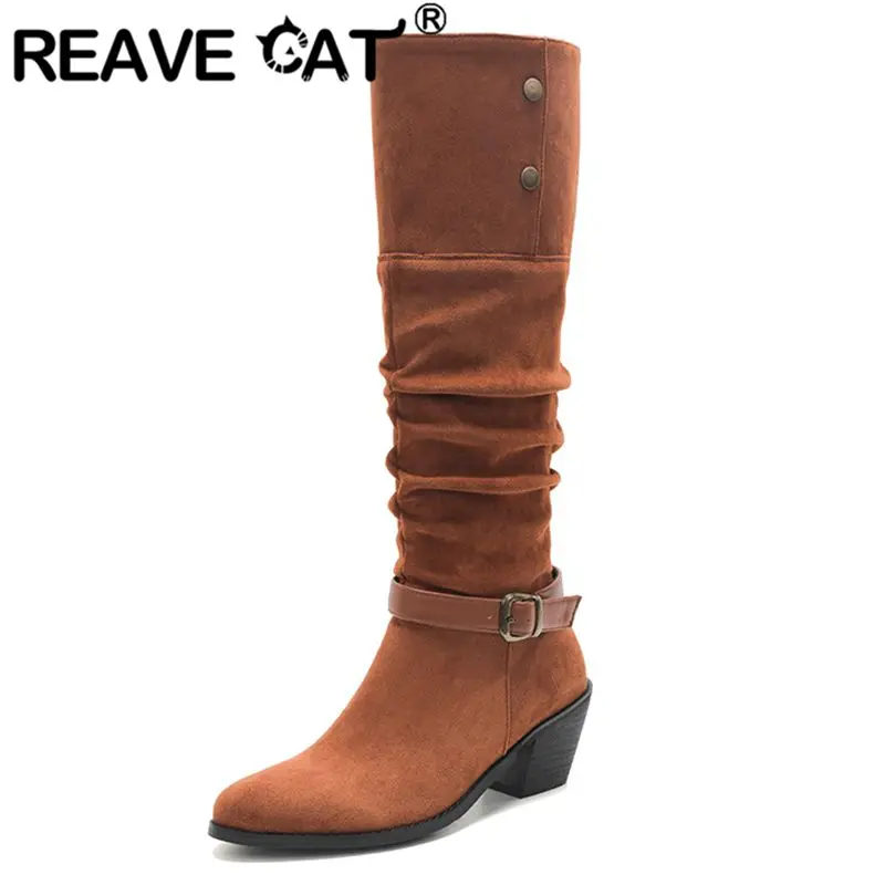 

REAVE CAT Замшевые женские сапоги до колена с круглым носком и блочным каблуком 6,5 см, с заклепками на ремне и пряжкой, большие размеры 42 43 Dating Bota