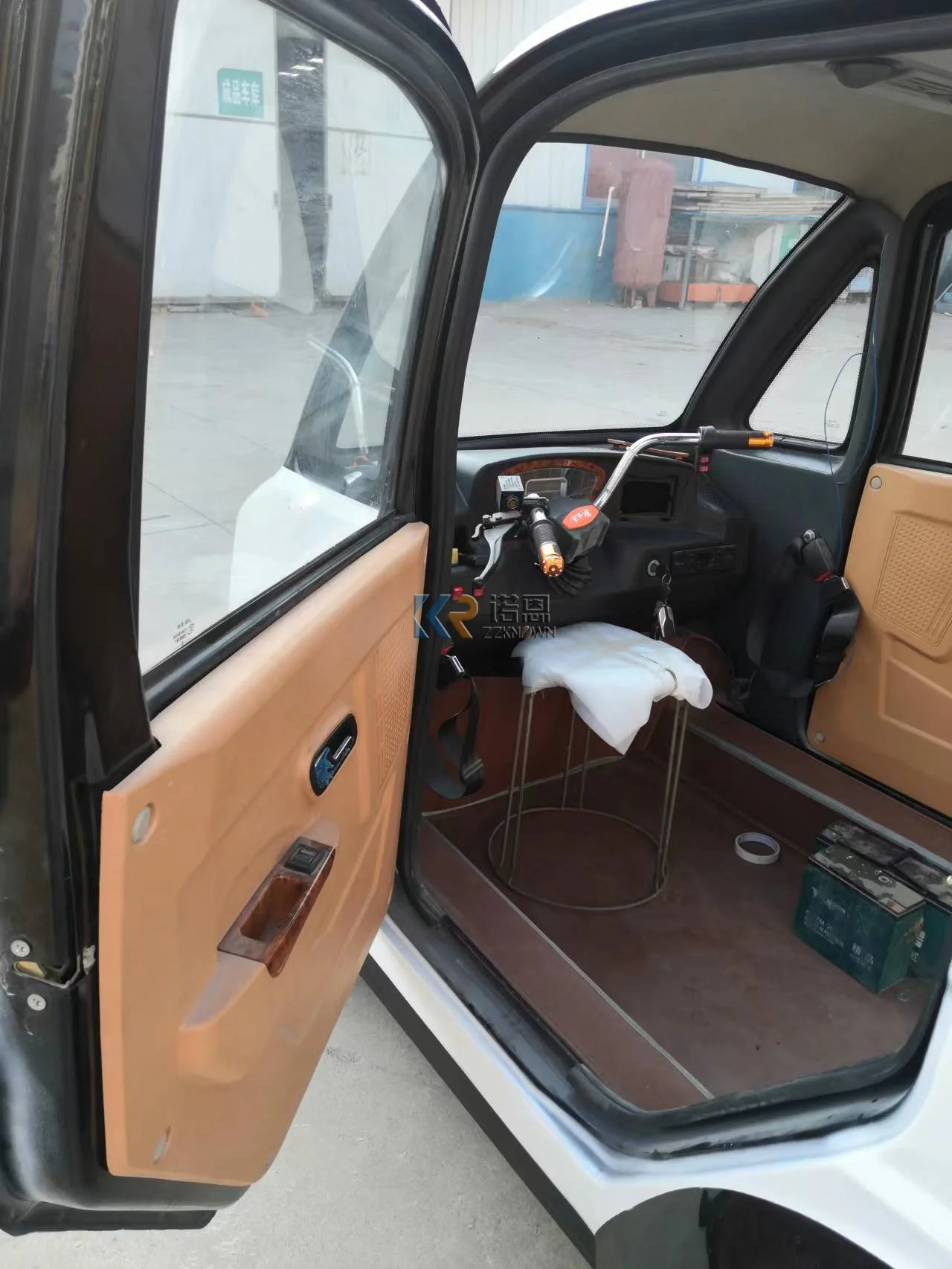 Hot Sale 4 Wheel Enclosed Mini Electric Car for Disabled and Wheelchair on the Car With Air Conditioning