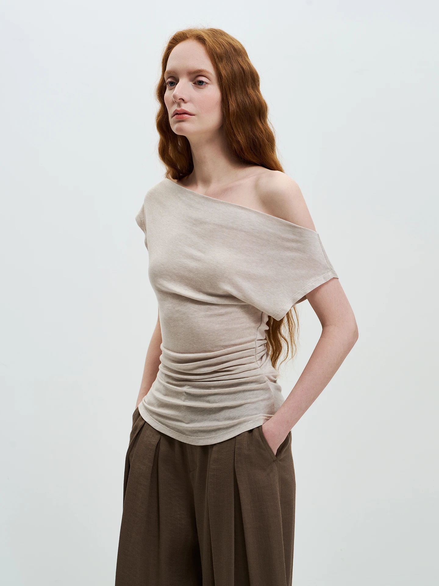 

Женская укороченная вязаная футболка LIMONN Gentle Soft Light Grey с одним открытым плечом, облегающая, с подвернутым краем, короткий рукав, из смесовой шерсти Rylee