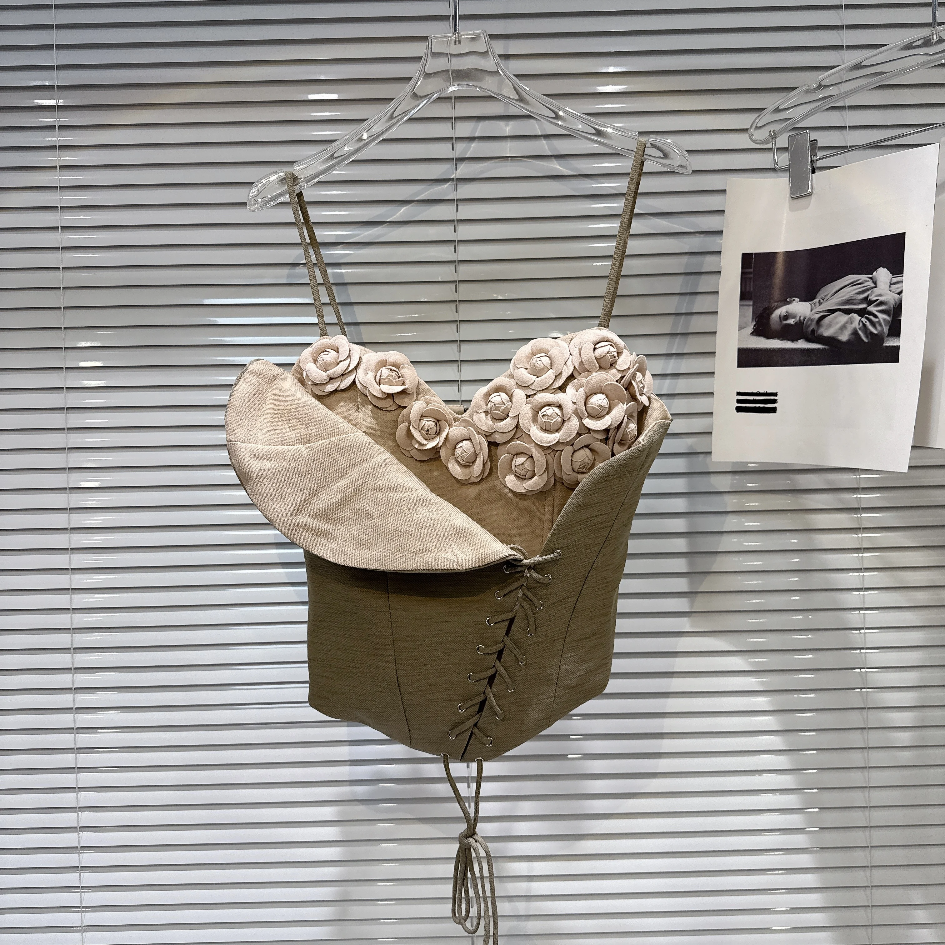 2025年夏新作 アメリカンストリート 立体フラワー ベベルエッジ ストラップ スリングベスト 伸縮性 スリム ノースリーブベスト クロップトップス