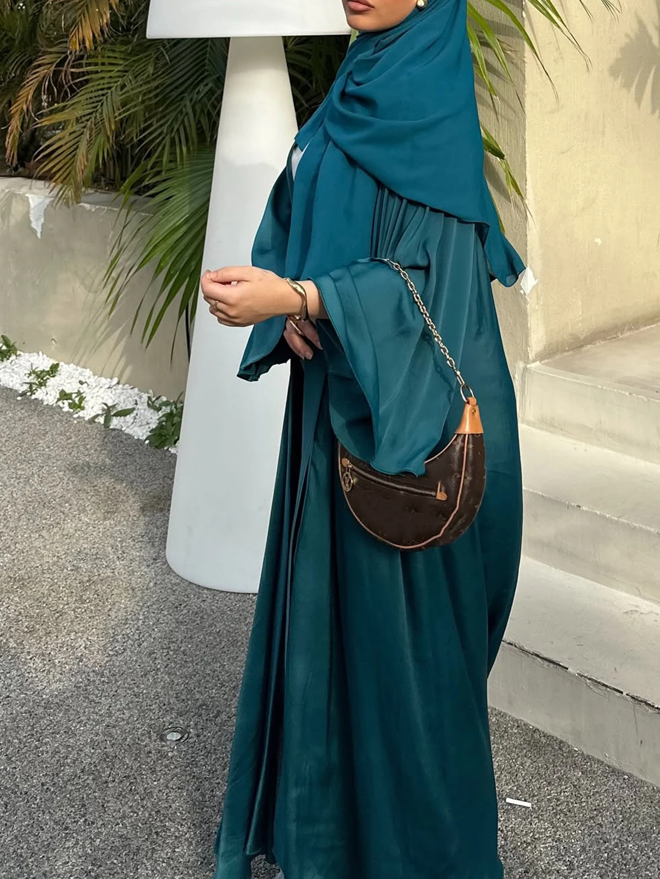 Einfarbige, schlichte und elegante Strickjacke für Damen aus dem Nahen Osten