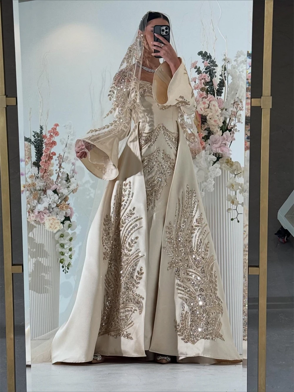 Maßgeschneidertes Champagner-Satin-Abendkleid, moderner U-Boot-Ausschnitt, lange Ärmel, Promi-Kleider, sexy A-Linie, Sweep-Zug, maßgeschneiderter Anlass