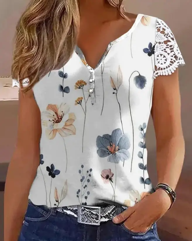 T-shirt da donna 2023 Estate Nuovo Bianco Occhiello Ricamo Patch di pizzo Scollo a V Bottone T-shirt Top Moda Abbigliamento quotidiano per pendolari