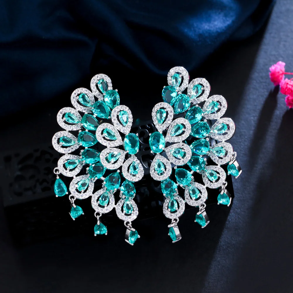 CWWZircons Luxuriöser, klobiger Pfauenfeder-Ohrring mit grünen Zirkonia-Steinen und großen Fransen für Damen, geeignet für Hochzeiten und Partys, Schmuck im Großhandel E0750 – Detail 5