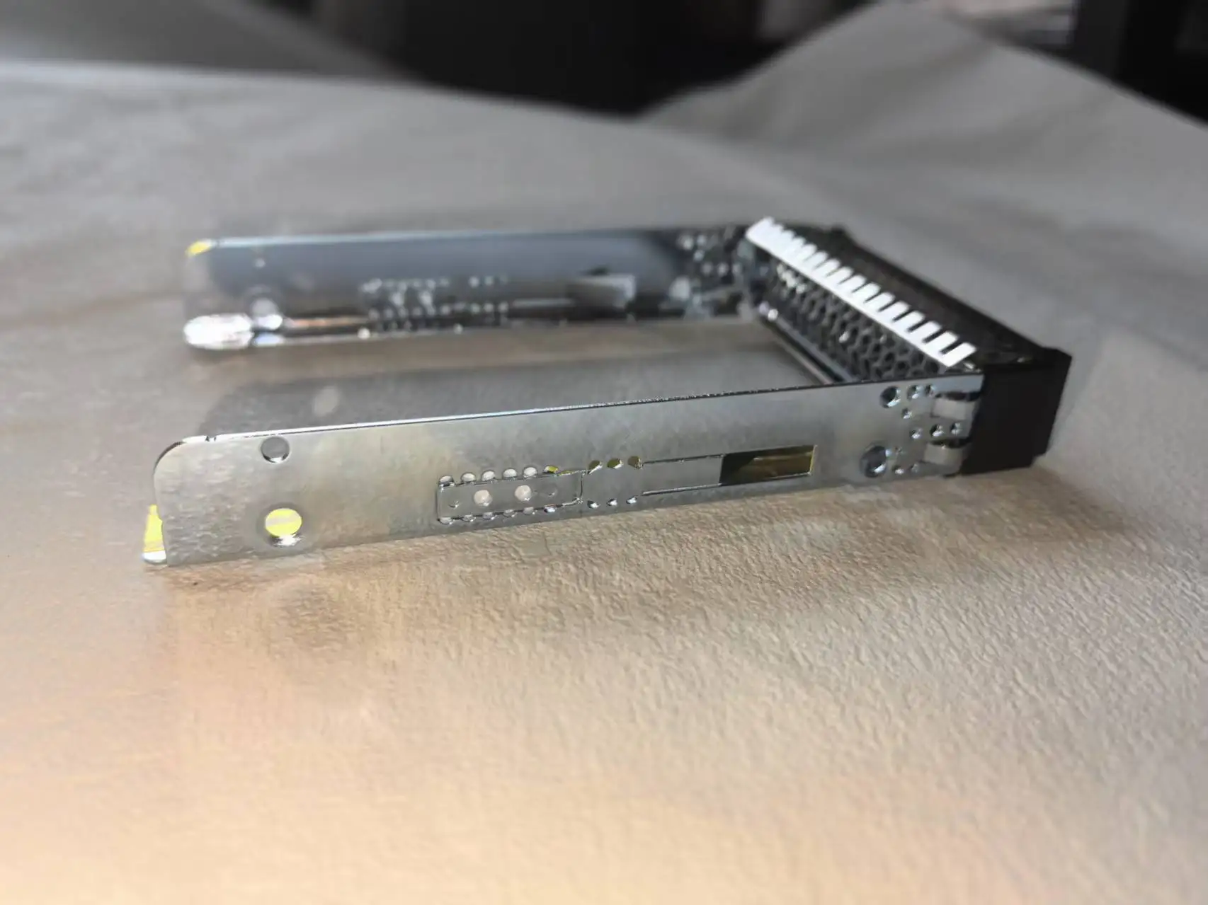 00E7600 Bandeja para disco duro SAS SATA de 2,5 pulgadas