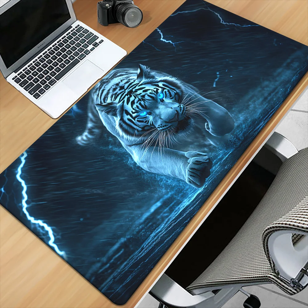

XXL Tiger Коврик для мыши Vivid Blue-Eyed Tiger с болтами Lightning Настольный коврик Большой игровой коврик для клавиатуры для ПК-геймеров и офисного использования
