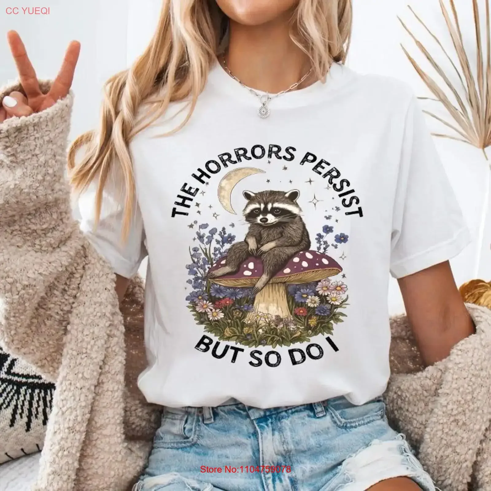 T-shirt vintage délavé « Les Horreurs Persistent, Mais Moi Aussi », motif raton laveur animal de la forêt, citation humoristique rétro, style existentiel