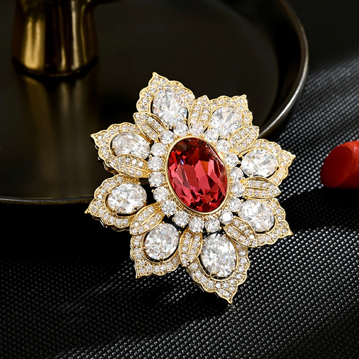 

Exquisite European Queen Brooch Accessories Elegant Brooch Clothing Accessories for Women