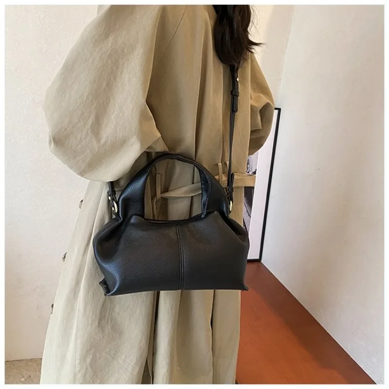 Mini-Halbmond-Umhängetasche, kompakt & stilvoll mit Wildleder-Finish und Bärenmotiv, kleine Kapazität für alltägliche Freizeitaktivitäten & Arbeit – Detail 8