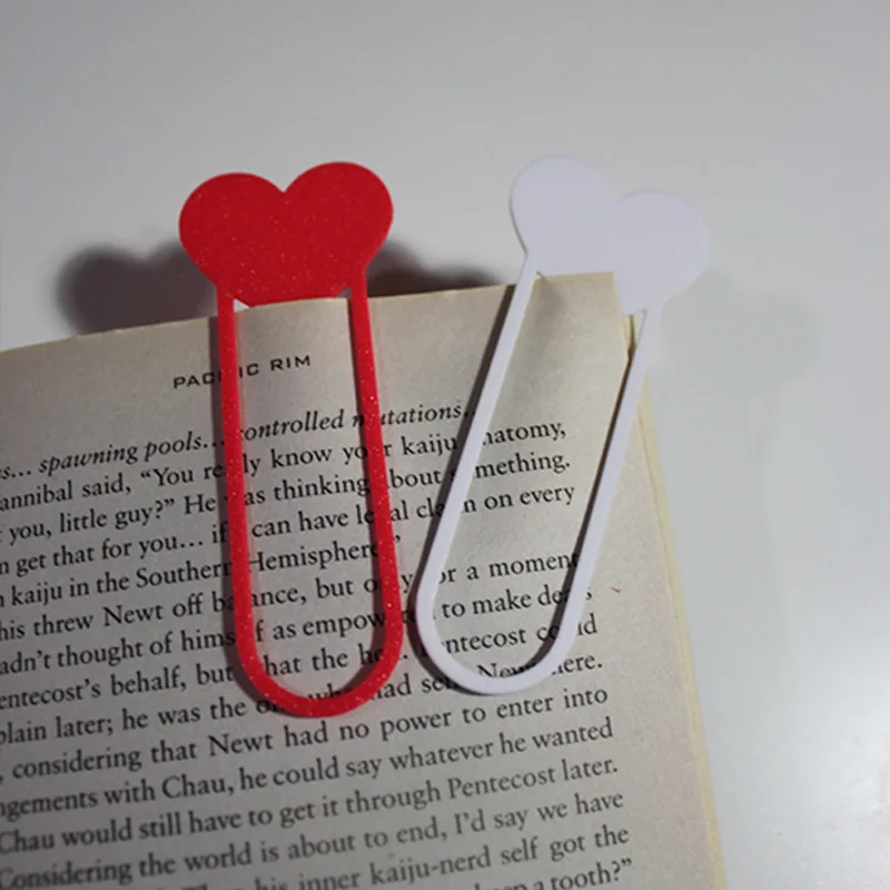 

2 Creative Heart-Shaped Bookmarks - Red and Black Glitter Page Marks, Durable Plastic Reader Book Accessories BHL2329-FRO