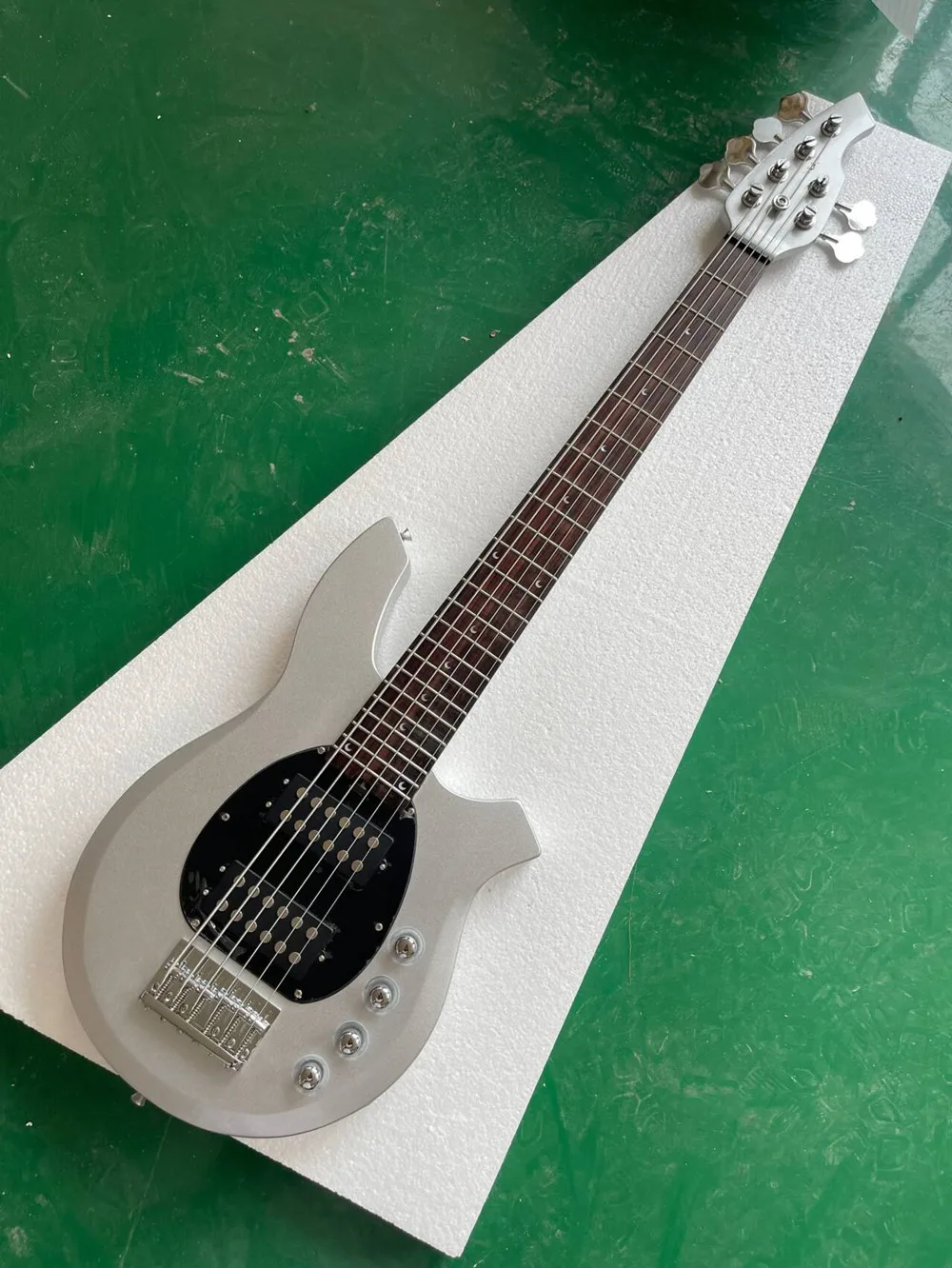 

6 Strings Electric Bass Guitar with Rosewood Fretboard ,Chrome Hardware,Provide customization