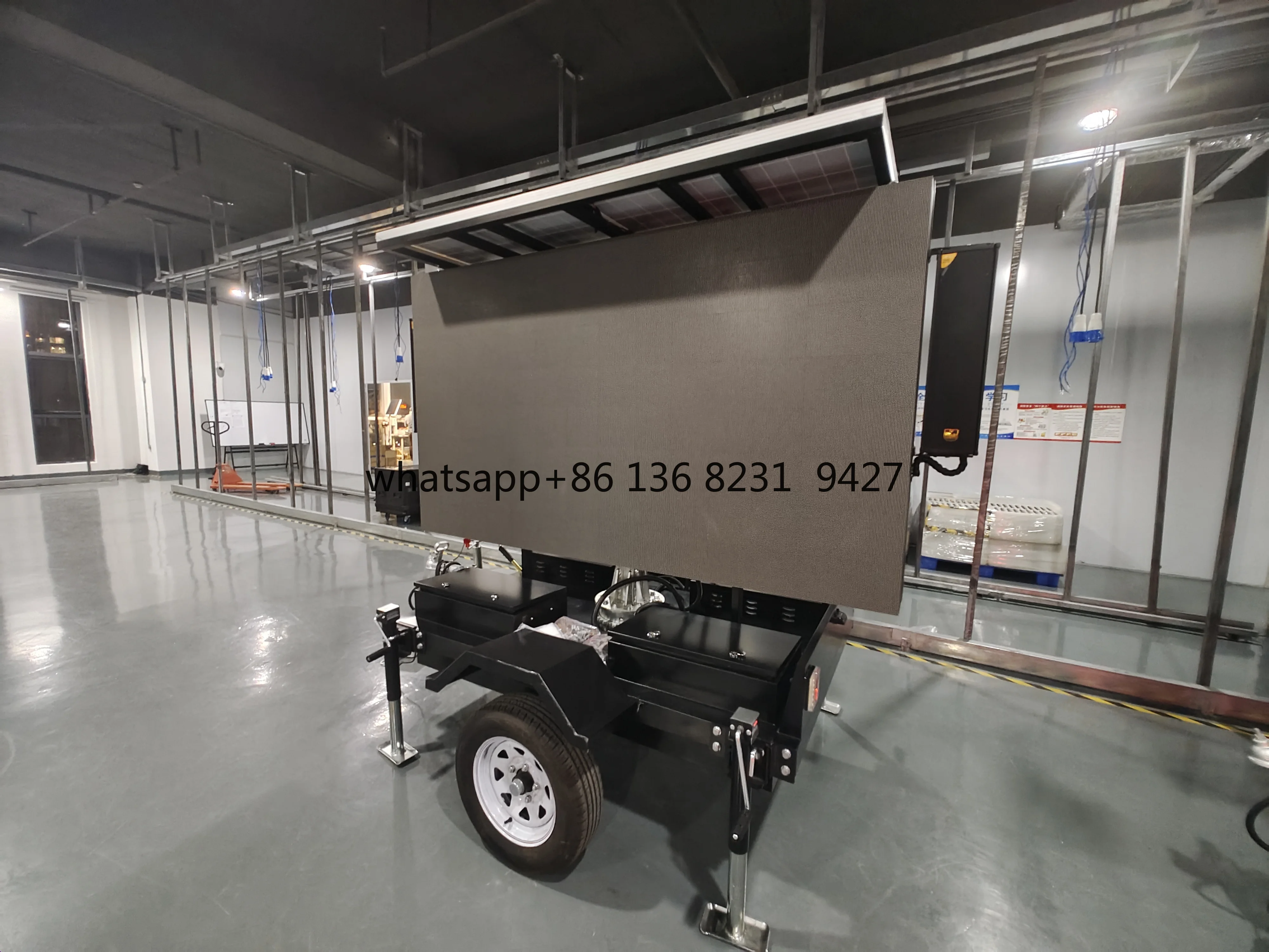 Zonne-energie P4 buitentrailer LED-scherm, schermgrootte 2240 mm x 1280 mm, aanhangergrootte 2382 mm x 1800 mm x 2074 mm