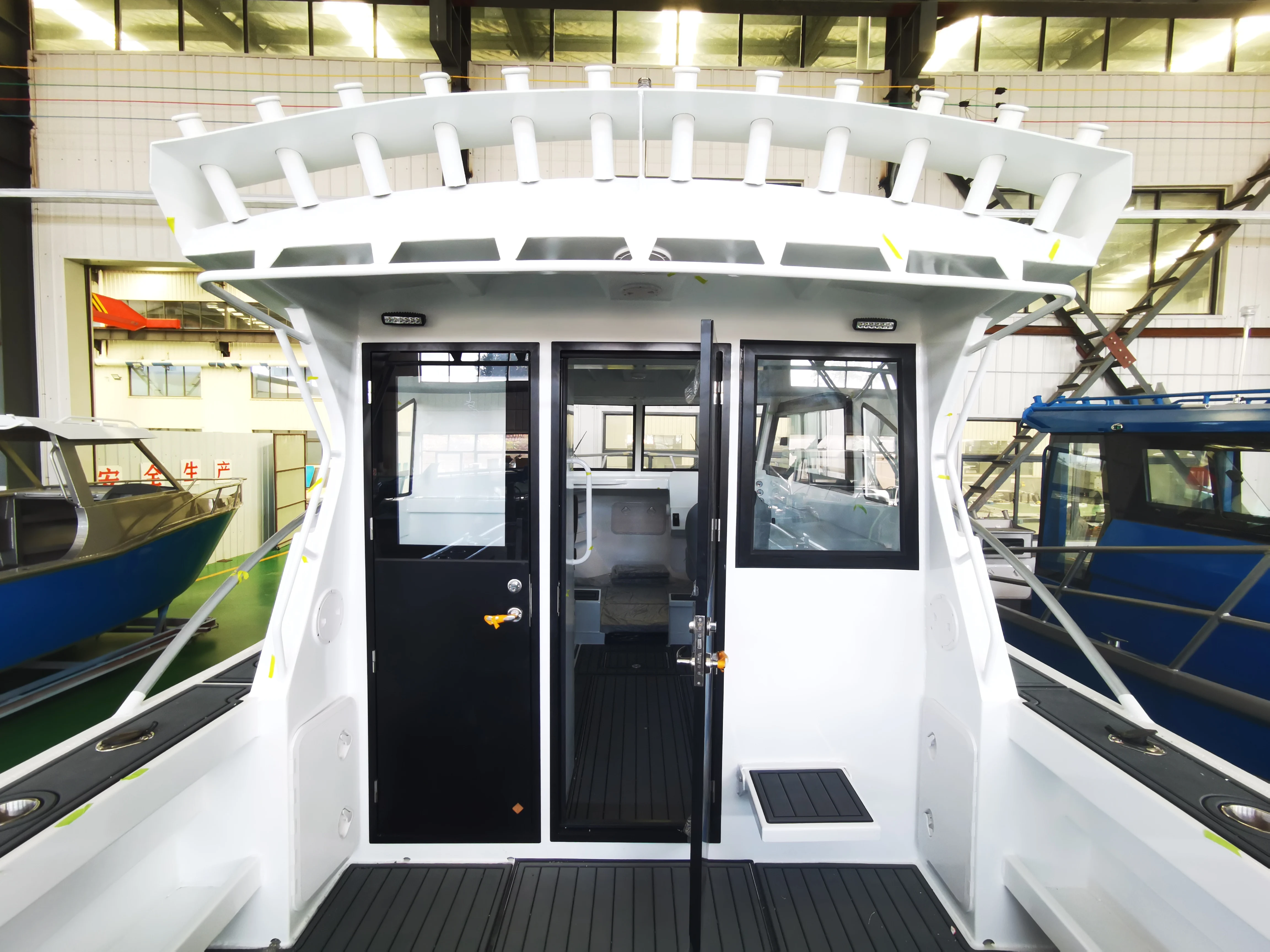 Streamlined Hull 9.6m Profisher Aluminum Fishing Boat, Large Cabin Can Be Customized with Built in Float for Greater Safety