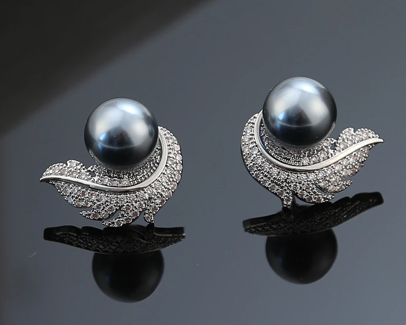 

New 2024 Feathered Grey White Pearl Studs Light Luxury Earrings French Vintage Earrings S925 Silver Needle