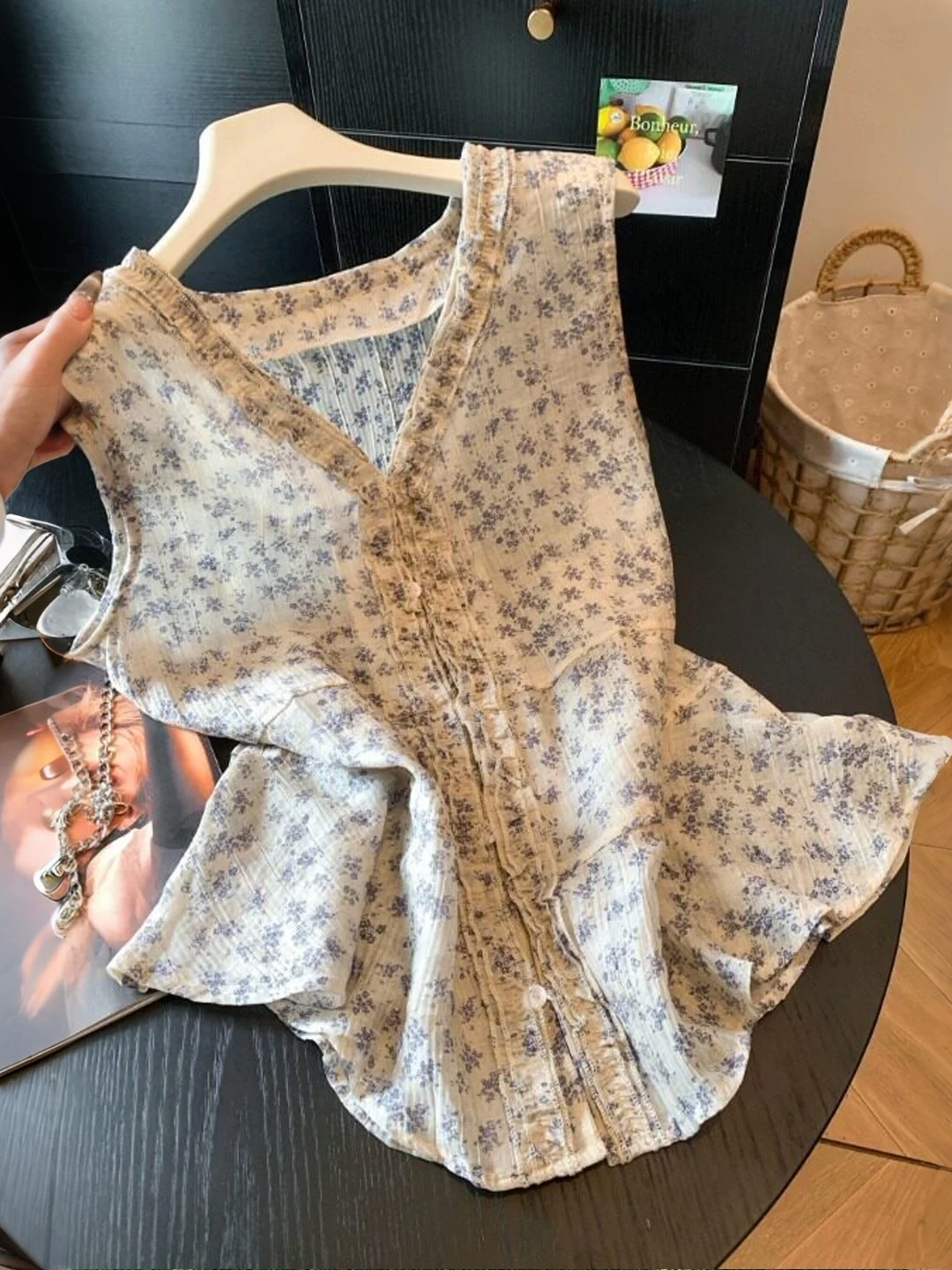 

Retro Sweet Style Design Wooden V-neck Strapless Vest Women Summer 2026 New Floral Print Sleeveless Top Trendy