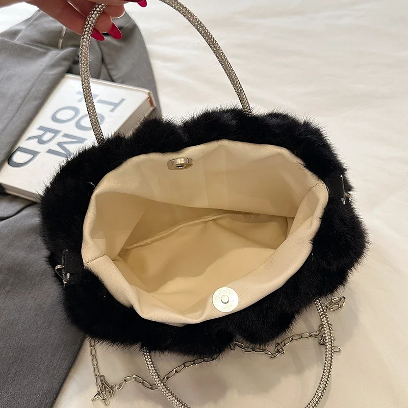 Saco de veludo de pelúcia para o outono e inverno feminino versátil 2024 nova moda corrente mão trabalho crossbody saco sac crossbody femme