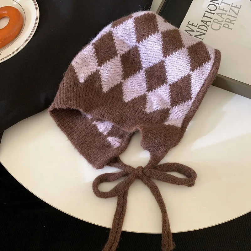 Koreanische Retro-Diamantgitter-Schnürmütze, gestrickte Mütze für Damen, Herbst- und Winterwärme, Ohrenschutz, vielseitige Bombermütze – Detail 6