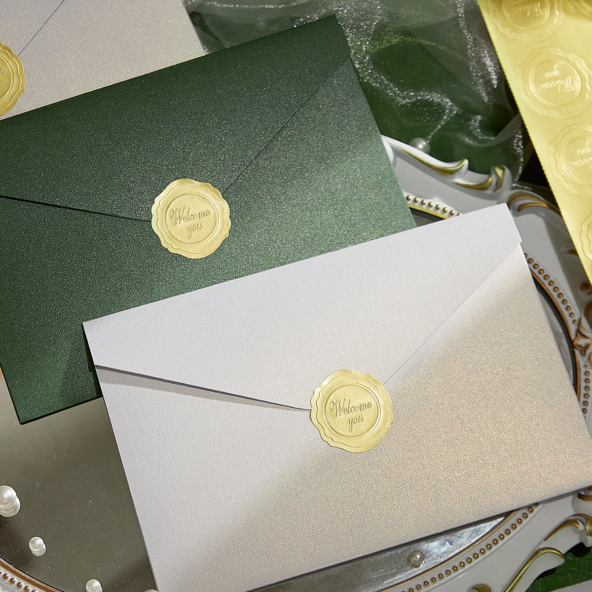 10 Pearl-Colored Fa…