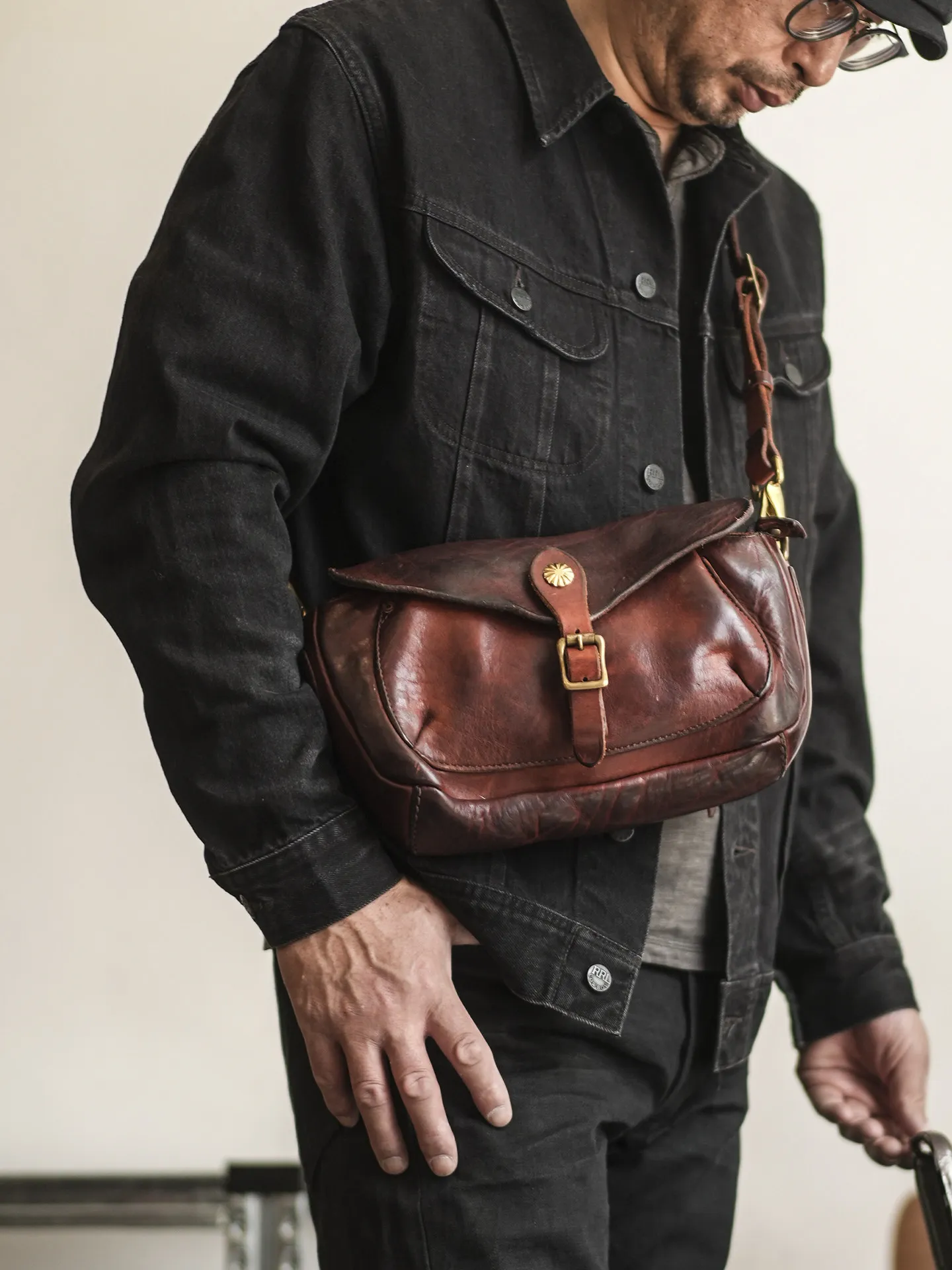 

Fashion vintage designer handmade first layer cowhide men's crossbody bag casual outdoor luxury genuine leather shoulder bag