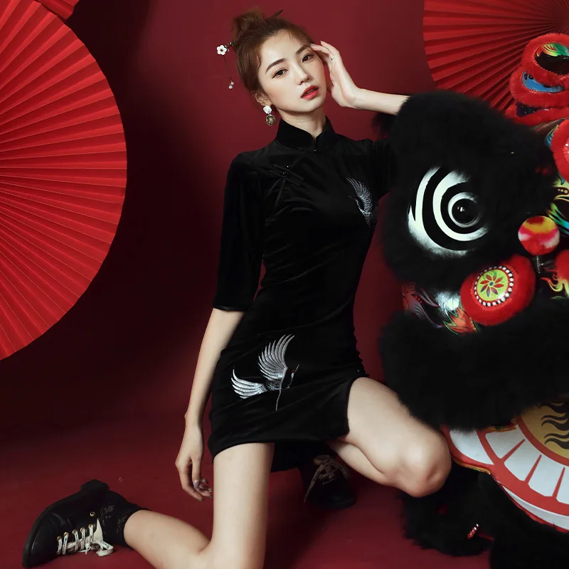 

Осень 2024, короткое бархатное улучшенное платье Cheongsam со средним рукавом, элегантное тонкое вечернее платье Ципао в китайском стиле для женщин