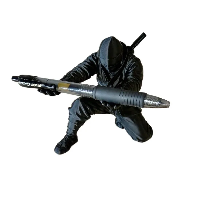 Nouveau Porte-Stylo Figurine Ninja 3D Imprimée Amusante 2026 – Décoration de Bureau Originale en PLA, Organisateur de Rangement, Cadeau Idéal pour le Bureau, la Maison et l'École