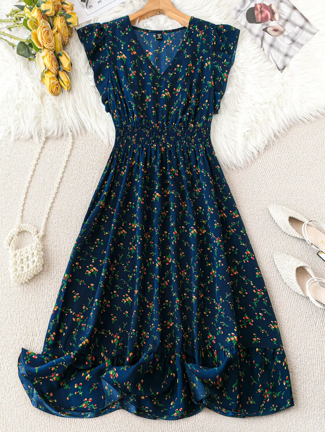 

Темно-синее платье миди с цветочным принтом, V-образным вырезом, рукавами-воланами и оборками по подолу