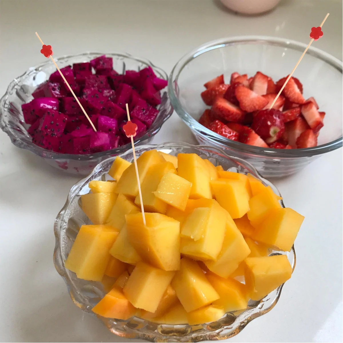 

200pcs Disposable Cocktail Picks Creative Red Flower Design Appetizer Picks Bamboo Fruit Sticks Decor Party Supplies Picks(100pc