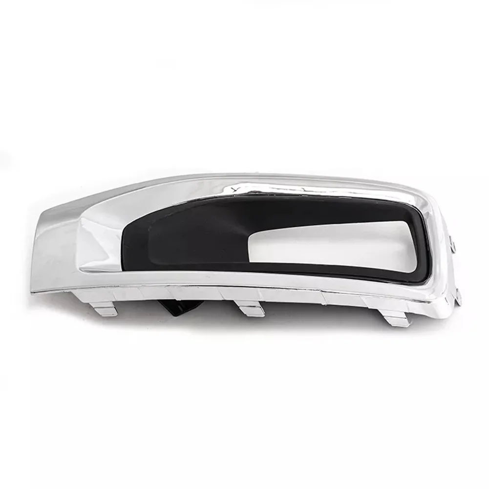 

Right Side Fog Light Bezel Replacement for GMC For YUKONs 2015 2020 Enhances Vehicle's Modern Look with Chrome