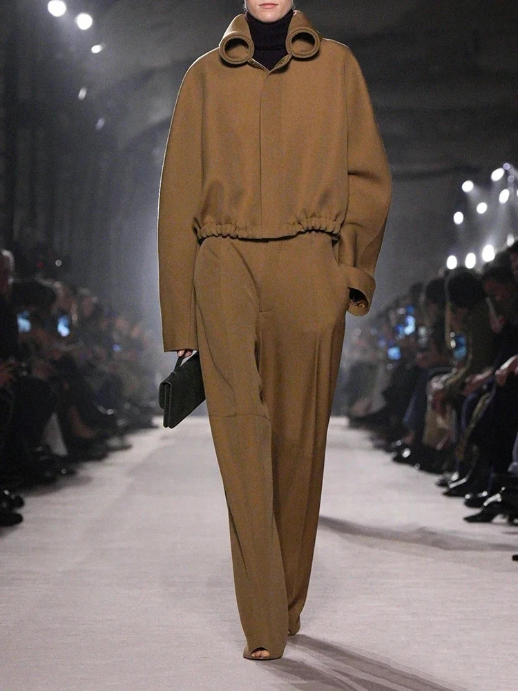 

A new French retro and niche design short loose jacket with a lapel and zipper for women in the autumn/winter 2025 collection