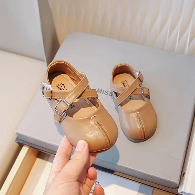 Prinzessin Schuhe für Mädchen 2023 Herbst neue Anti-Rutsch-Einzels chuhe Kinder leichte weiche Leder Mode Baby Einzels chuh