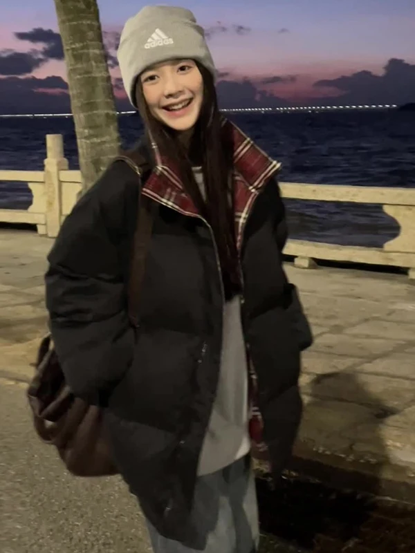 

Женская зимняя утепленная куртка-пуховик прямого кроя с длинными рукавами на молнии, однотонная