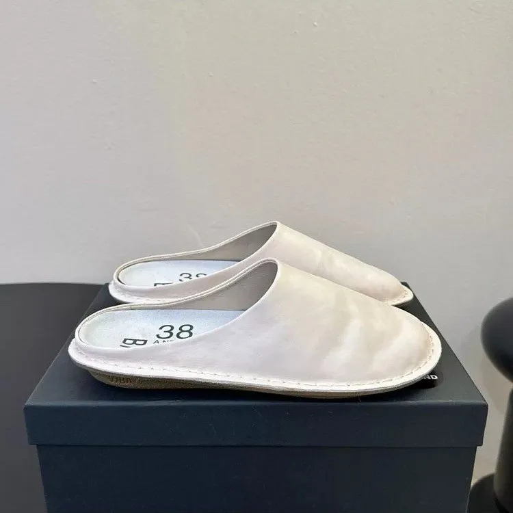 Nouvelles pantoufles demi-ouvertes confortables à semelle souple pour femmes, style rétro, couleur unie, simples, pour le printemps et l'été 2026