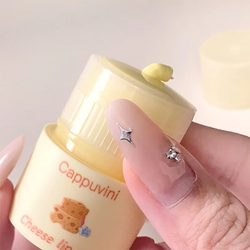 يحتوي كريم الشفاه Cappuvini Cheese على تركيبة لطيفة لترطيب ومرطبًا، ويحمي الشفاه، ويحسن خطوط الشفاه، وهو يجب اقتناؤه لفصل الخريف والشتاء، وهو جوهر شفاه منعش وغير لزج.