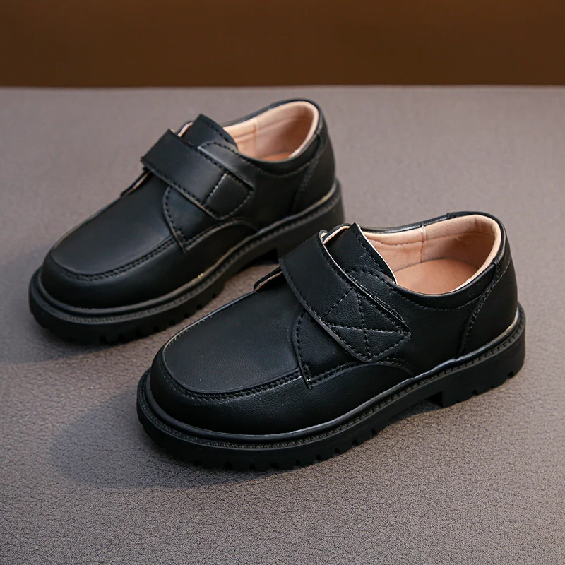 Jungen schwarze Lederschuhe weiche Leistung 2023 Frühling und Herbst neue britische Stil weiche Slipper schwarz für einheitliche Kindermode