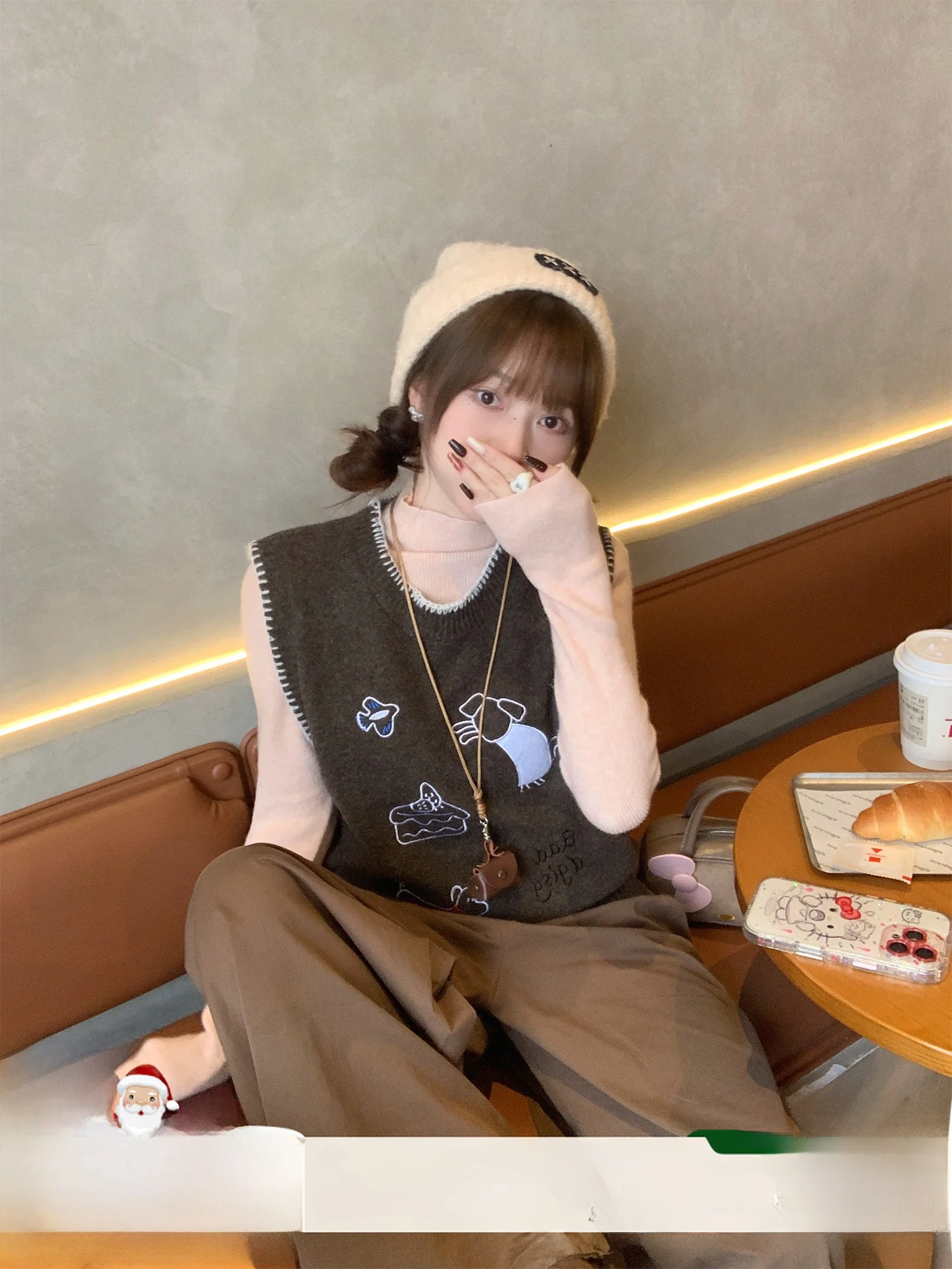 

Su Sam Tee Korean Cartoon Retro Coffee Embroidery Women's Vest Top 2026 New Sle Layered Autumn Winter Faion Design